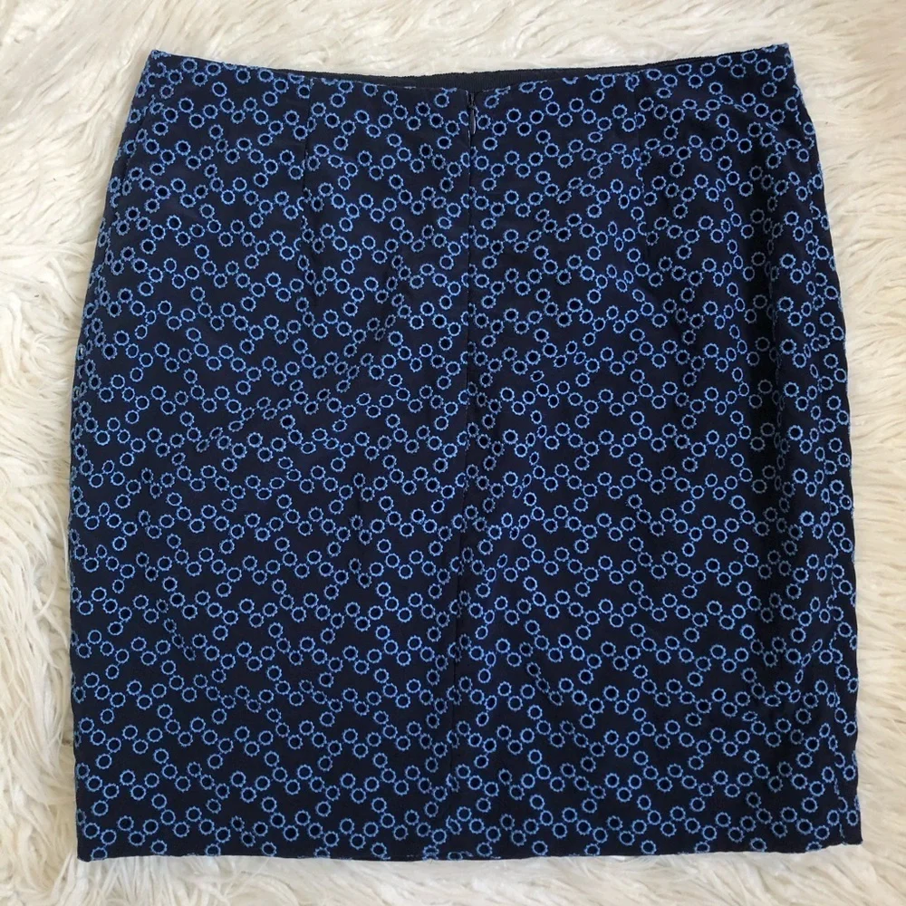 AKRIS PUNTO Eyelet Embroidered Blue Polyester Knee Length Pencil Skirt EUC Sz 8